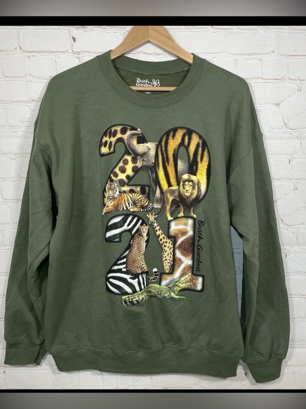 Busch Gardens 2021 Sweatshirt Womens Size Large Green Animal Print Crew Neck